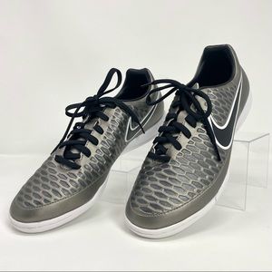 NWOT Nike Sneaker indoor soccer athletic shoe walking black Magista Onda